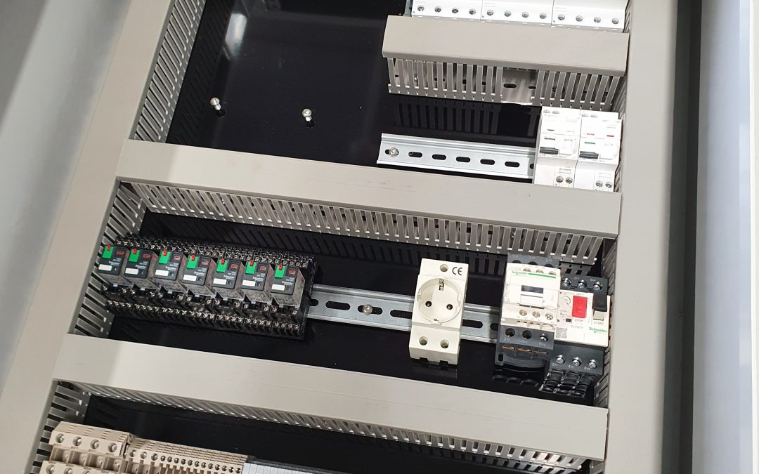 Armari elèctric de control de bomba de filtració i control de llums